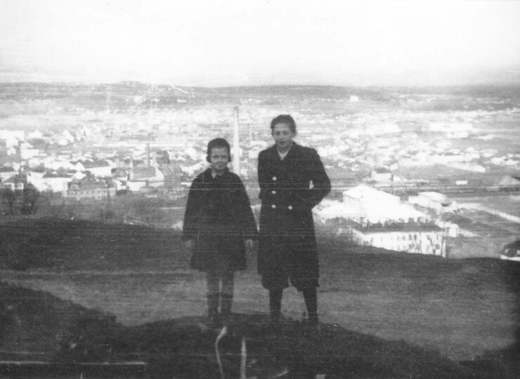 1939. Andrzej Komierowski z kuzynką Basią Zamoyską na tle Lwowa.
