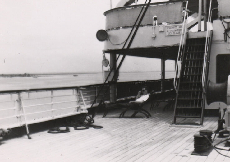 1959. Andrzej Komierowski na leżaku na pokładzie statku „Angola”.