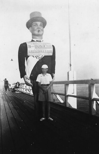 Lata 30. XX w. Andrzej Komierowski na nadmorskim molo.