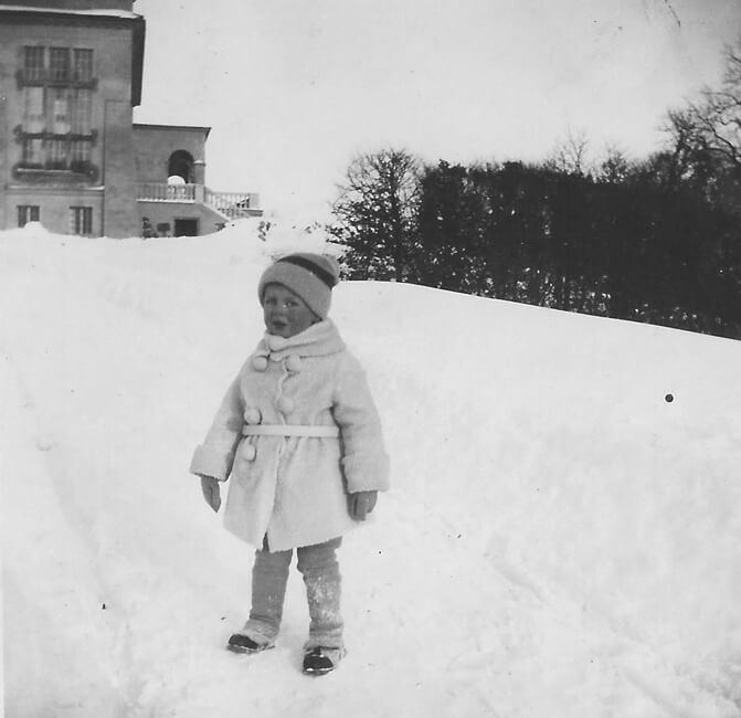 Przełom lat 20. i 30. XX w. Andrzej Komierowski w parku przy pałacu w Komierowie.