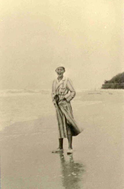 Lata 30. XX w. Andrzej Komierowski na plaży w Jastrzębiej Górze.