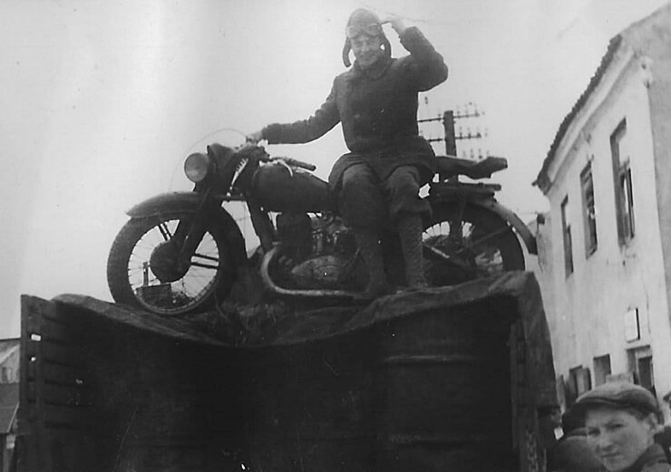 1946 lub 1947. Andrzej Komierowski ze swoim motorem na pace ciężarówki.