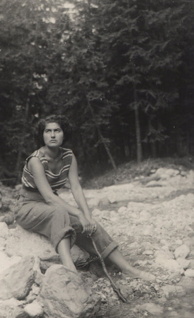 1955. Wjazd na Gubałówkę, zejście przez ul. Kościeliską drogą pod Reglami. Janina Komierowska siedząca na głazie przy rzece (prawdopodobnie Bystrej).