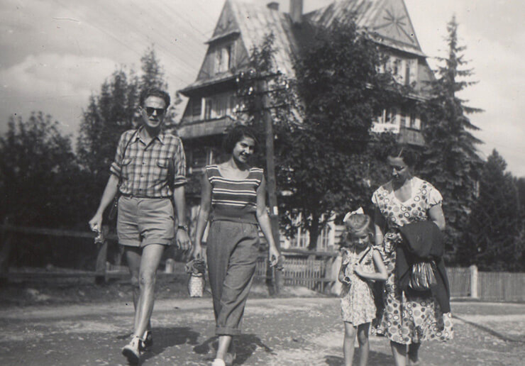 1955. Zakopane - Andrzej i Janina Komierowscy oraz Nina Pawlińska z dzieckiem spacerujący po Jaszczurówce.
