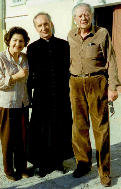 1989. Janina i Andrzej Komierowscy z ks. Henrykiem Cyrzanem przed pałacem w Komierowie.