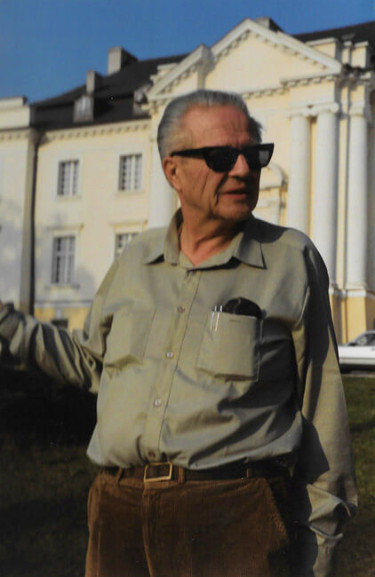 1989. Sentymentalna podróż po latach. Andrzej Komierowski przed pałacem w Komierowie.