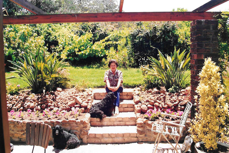 1990. Ostatnie tygodnie w Afryce. Janina Komierowska w ogrodzie domu Komierowskich w Somerset West.