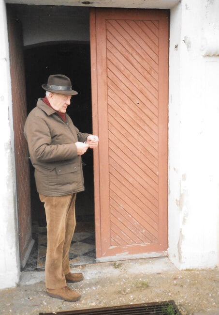 1991. Andrzej Komierowski przy drzwiach do pałacu w Komierowie.