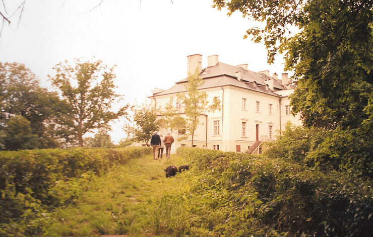 1991. Wizyta przyjaciół. Andrzej Komierowski oraz Bożena i Andrzej Mańkowie podczas spaceru po parku w Komierowie.