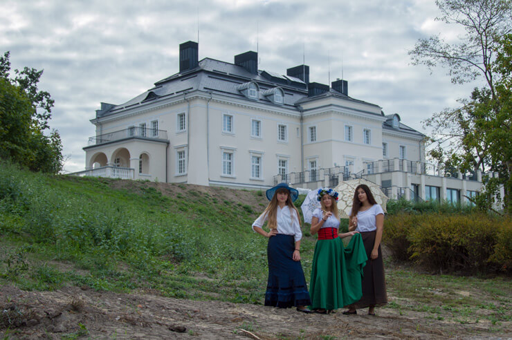 2018. W ramach bibliotecznego projektu powstała nie tylko niniejsza strona internetowa. Wraz z uczniami Szkoły Podstawowej nr 1 w Sępólnie Krajeńskim przygotowaliśmy wystawę poświęconą Andrzejowi Komierowskiemu. W Komierowie odbyła się również sesja fotograficzna dla dzieci i młodzieży - na zdjęciu nasze modelki na tle odrestaurowanego pałacu.